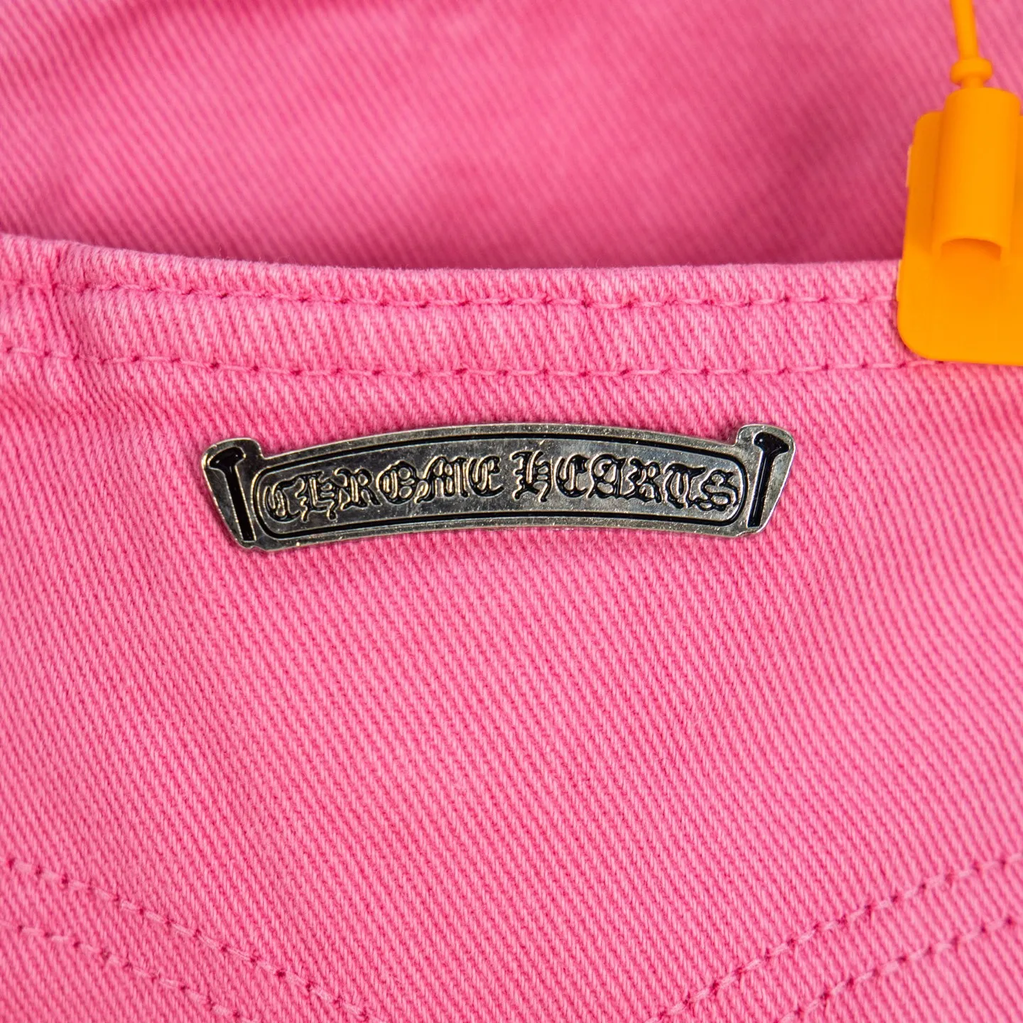 P250 CHROME HEARTS 25ss amine light pink cross patch leather washed jeans - Full of exploring the ultimate in fashion, Chrome Hearts' new Chrome Hearts pants not only present a unique style, the fresh ice blue color looks particularly youthful and energetic. The mid-high waist design is paired with a lazy and casual style, which not only shows long legs but also maintains a casual feel. It is a must-have fashion choice for trendy men and trendy women. Style number: 1778# Color: Dopamine powder Size: 28 30 32 34